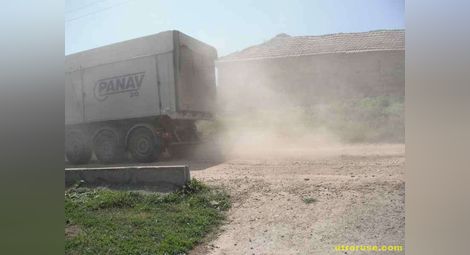 Облаци прах от тежки камиони всеки ден измъчват жители на Бяла