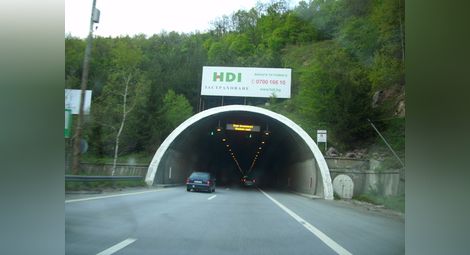 Хиляди заклещени в тунелите на магистралата след Правец