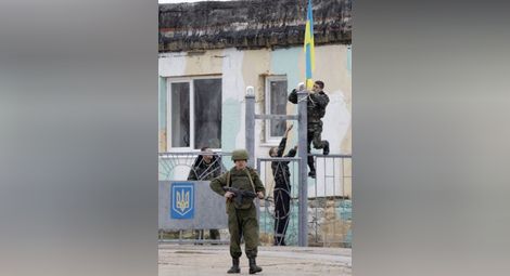 Предупредителни изстрели срещу украински войници в Севастопол /видео/