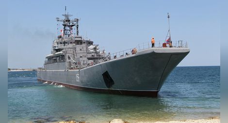 Два руски кораба се насочват към Крим