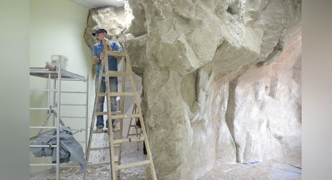 Майстори на холивудски декори  ваят сталактити в пещера в музея