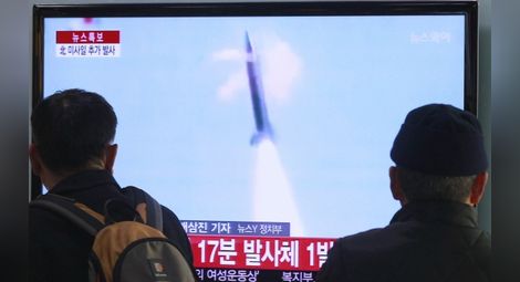 Китайски пътнически самолет и севернокорейска ракета се разминаха за 7 минути