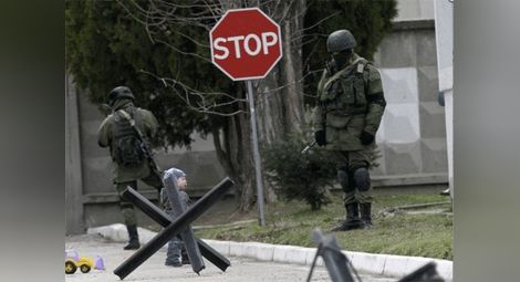 Вижте детето, което проби руския кордон, за да прегърне татко