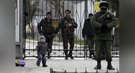 Вижте детето, което проби руския кордон, за да прегърне татко
