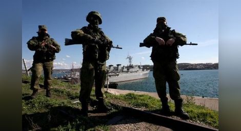 Войната за Крим: Руснаци са взривили два свои кораба нощес, за да блокират украински съдове