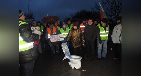 Протестиращите от Русе блокираха пътя към София с тоалетни /галерия/
