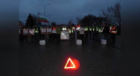 Протестиращите от Русе блокираха пътя към София с тоалетни /галерия/