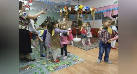 Деца и родители празнуваха  заедно Деня на мама в „Зора“