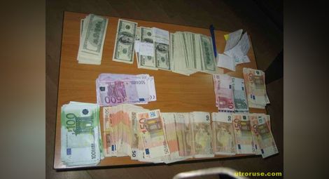 Контрабандна валута за над 50 000 лева е иззета от капитан на петролен танкер в Бургас 