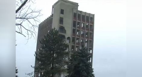 "Термити" от ромски произход изгризаха сграда в Бяла Слатина
