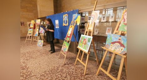 Изложбата на рисунките от конкурса предизвика голям интерес.   Снимка: Архив „Утро“