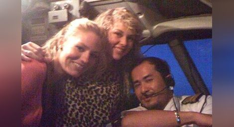 Блондинки гостували в пилотската кабина на изчезналия самолет