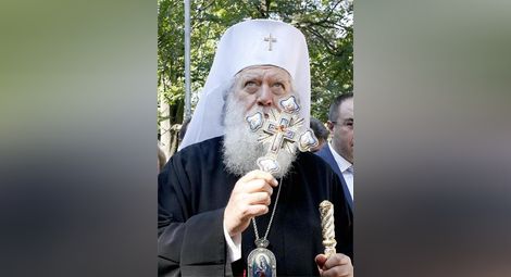 Тревога в Истанбул: Патриарх Неофит припадна по време на света литургия