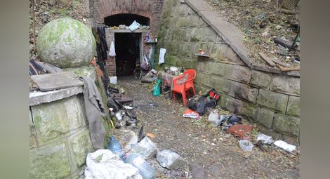 Старо подземие се превърна в дом за трима несретници
