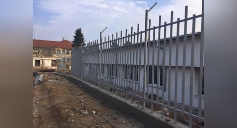 До четвъртък всички участъци от оградата на регистрационно-приемателния център в Харманли ще бъдат затворени и укрепени