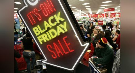 Онлайн търговци вдигали  цените преди Черния петък