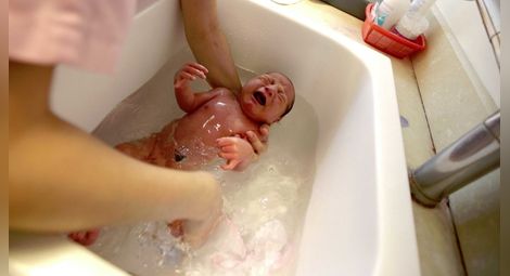 Новородените имат естествена защита срещу родилния стрес