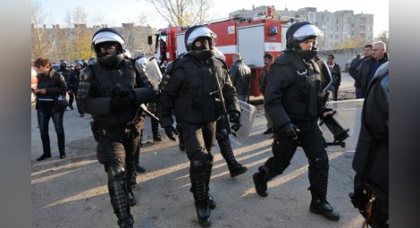 Наградиха 294 полицаи, недопуснали ескалация на напрежението в Харманли