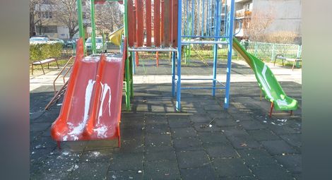 Вандали заляха с боя детска площадка