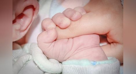 Българи са продали новородено бебе в Гърция за 8000 евро