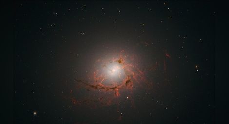 "Хъбъл" засне засмуквана от черна дупка галактика