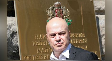 Цацаров и Слави Трифонов ще се срещнат заради жалбите за референдума