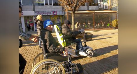 Шествие с инвалидни колички мина  от гарата до Русенския университет