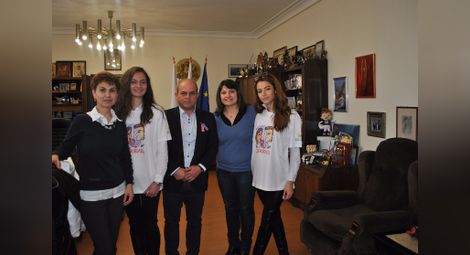 Кметът Стоилов с лентичка  срещу насилието над жени