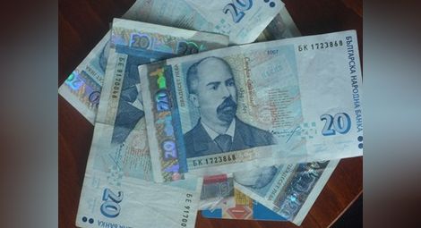 Евростат: Почти една пета от българите работят за малки заплати