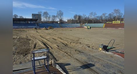 Тревата на Градския стадион може да бъде поставена до седмица