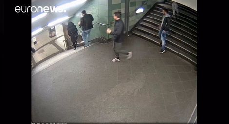 Издирват българския гражданин, нападнал момиче в берлинското метро, само в Германия