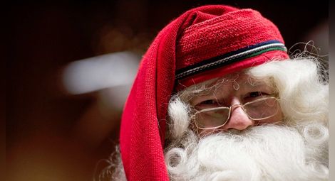 Перуанският Дядо Коледа разбива вратите на непослушните