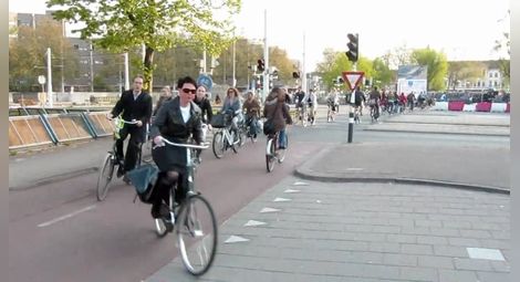 В Холандия детето се качва на колело, веднага щом може да стои на краката си