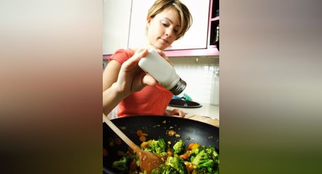 US-експерт разби мита за вредата от солта: На 63 години съм, соля обилно всичко, кръвно ми е 110/70