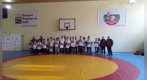 Коледен турнир събра млади борци в залата на „Юнак“