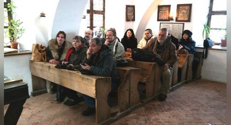 Участниците във фестивала седнаха с вълнение на дървени чинове от 17 в. в първото румънско училище.        Снимки: Авторът