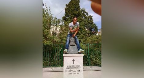Роми се гаврят с паметник на митрополит