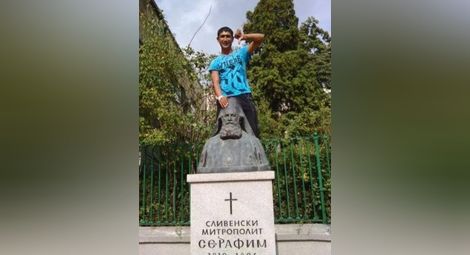 Роми се гаврят с паметник на митрополит