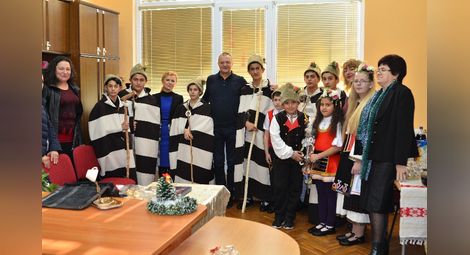 Народните представители от ГЕРБ дариха днес деца в неравностойно положение в Община Ветово