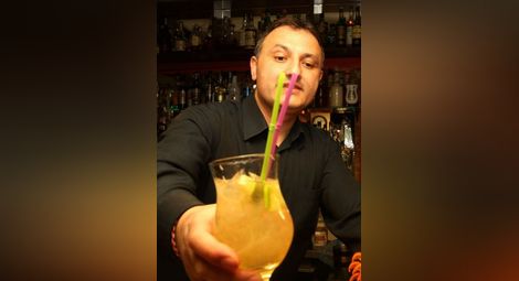Варненски барман постави рекорд за "Гинес" с 2014 коктейла
