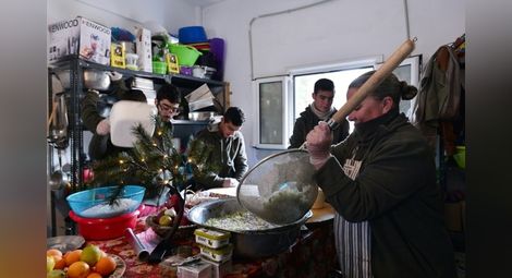 Сирийски майстор готвач гощава бежанци в гръцки лагер