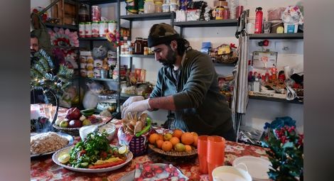 Сирийски майстор готвач гощава бежанци в гръцки лагер