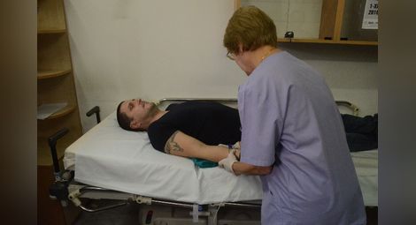 Дори примерът на актьора Асен Блатечки, който даде кръв, преди да отиде на представление, не можа да зарази повече русенци.                                                                         Снимка: Архив „Утро“