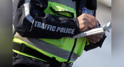 Шофьор преспа в ареста заради подхвърлени 100 лева на полицаи