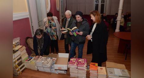 Приятели и ценители получиха чуден коледен подарък - два тома текстове на Веселин Тачев