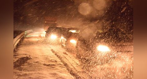 Затруднено движение по пътищата в Северна България заради снега