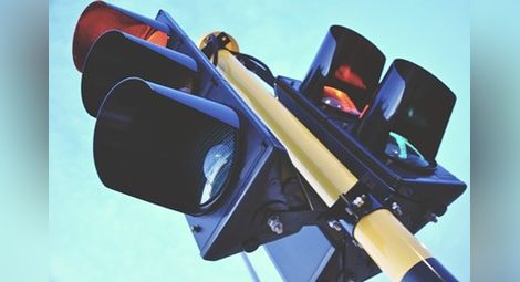 Шофьор мина на 240 поредни светофара без да спре (Видео)