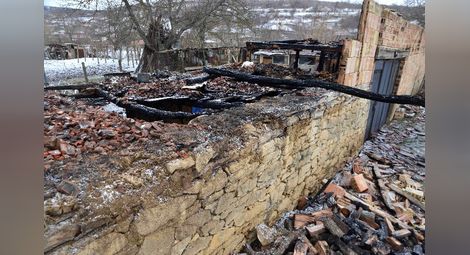 Баба, дядо и внук пострадаха при пожар в разградско село