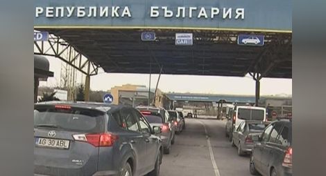 Засилен трафик на Дунав мост, стотици румънци ще празнуват у нас