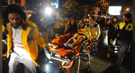 Атентат в новогодишната нощ в Истанбул, поне 35 убити